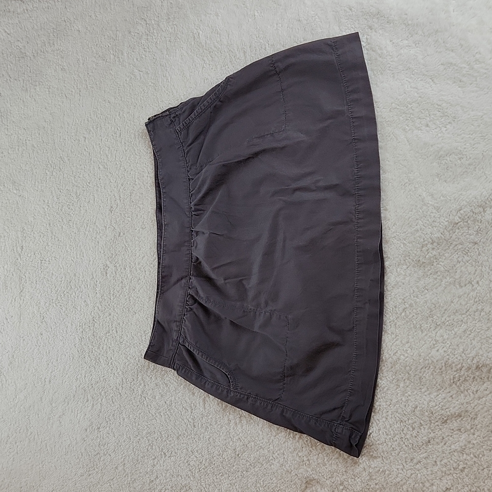 Old Navy size 10 skirt, side zip & POCKETS! Gray mini